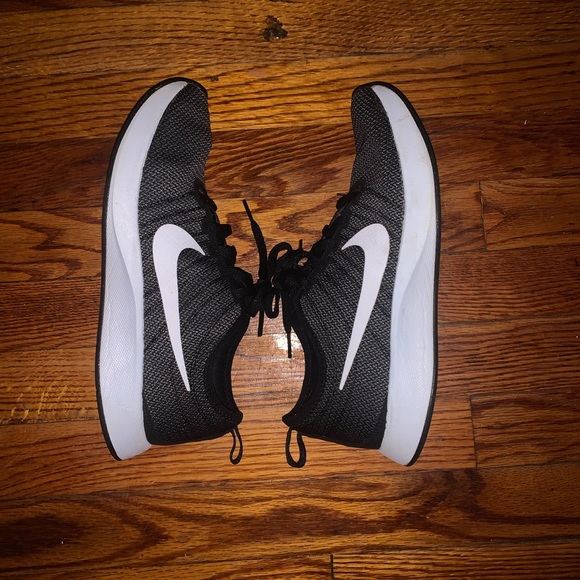 Womens like new Nikes! 🖤 - Picture 2 of 3